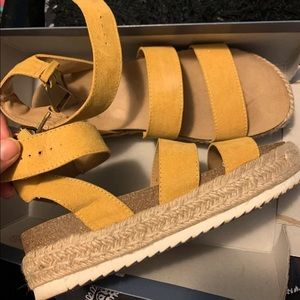 Target agnes yellow sandals 7.5